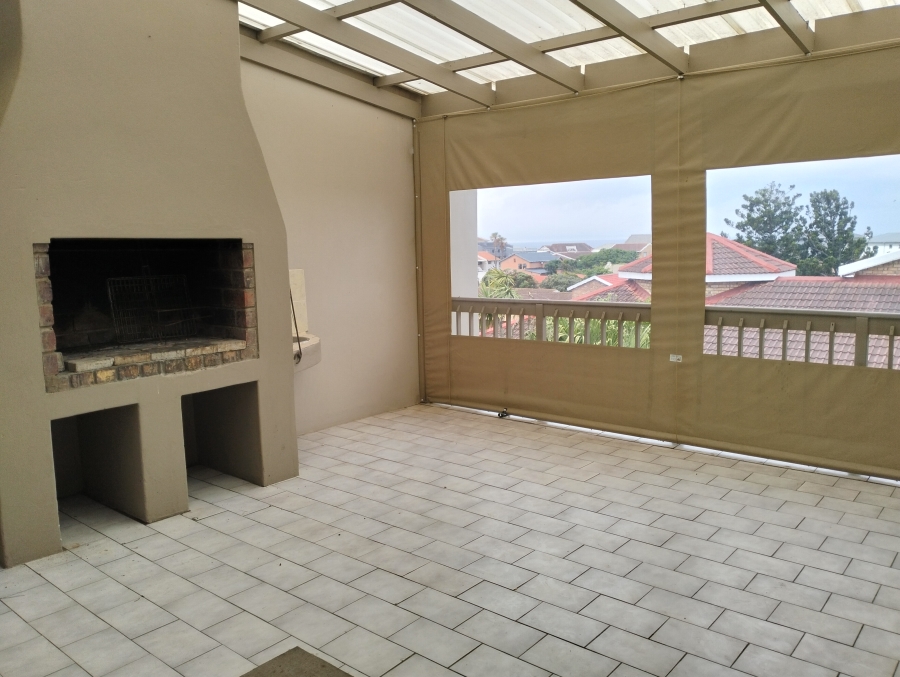 To Let 4 Bedroom Property for Rent in Wavecrest Eastern Cape